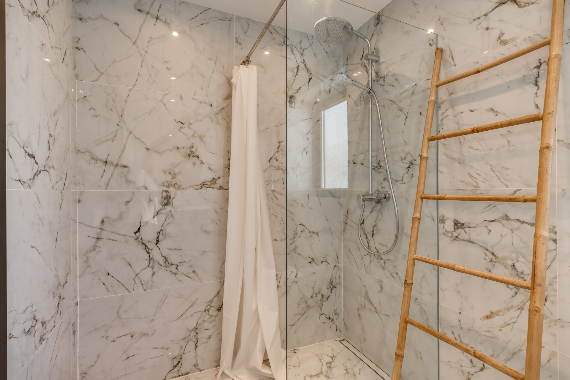 Luxury villa close to amenities · Photo 22