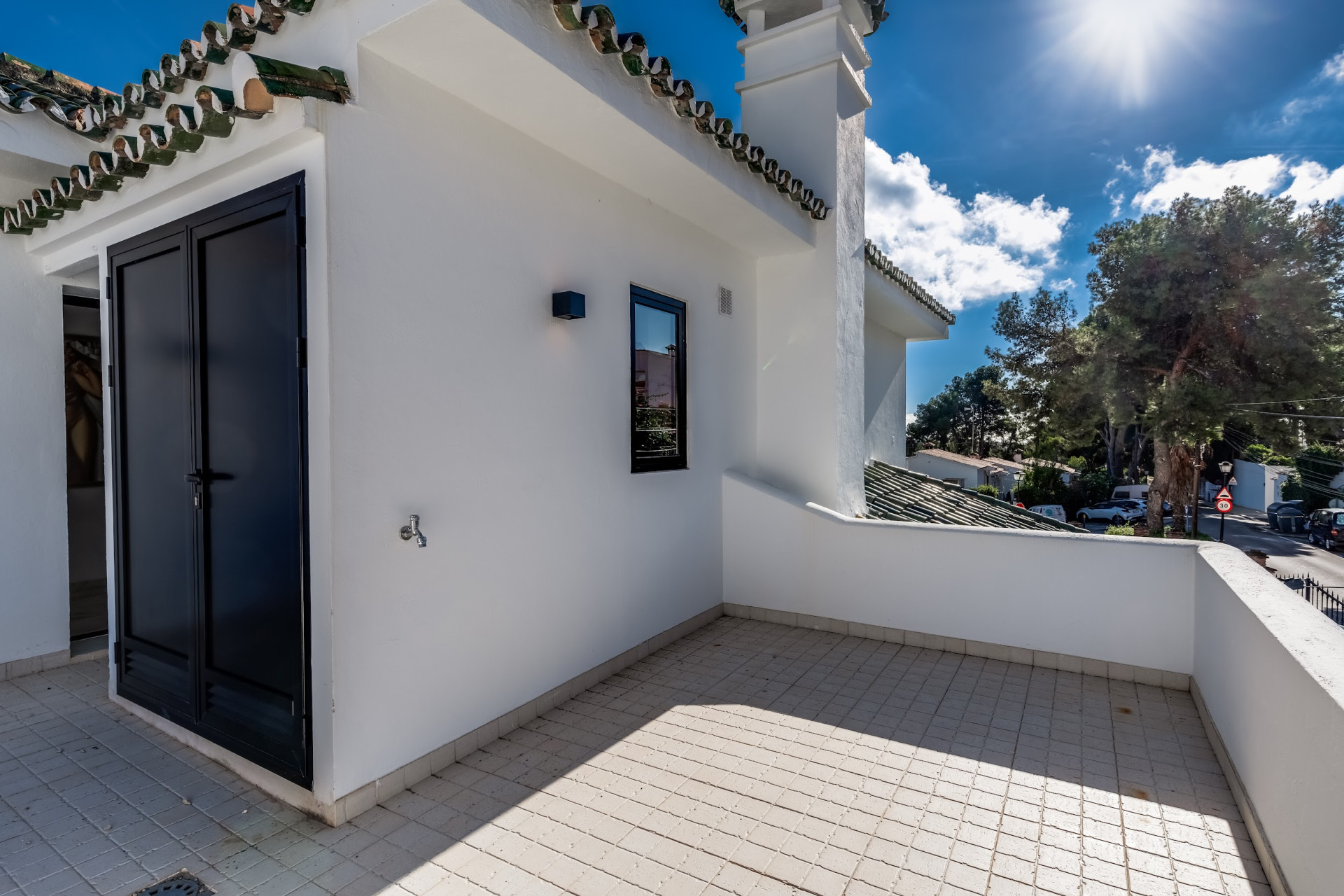 Luxury villa close to amenities · Photo 33