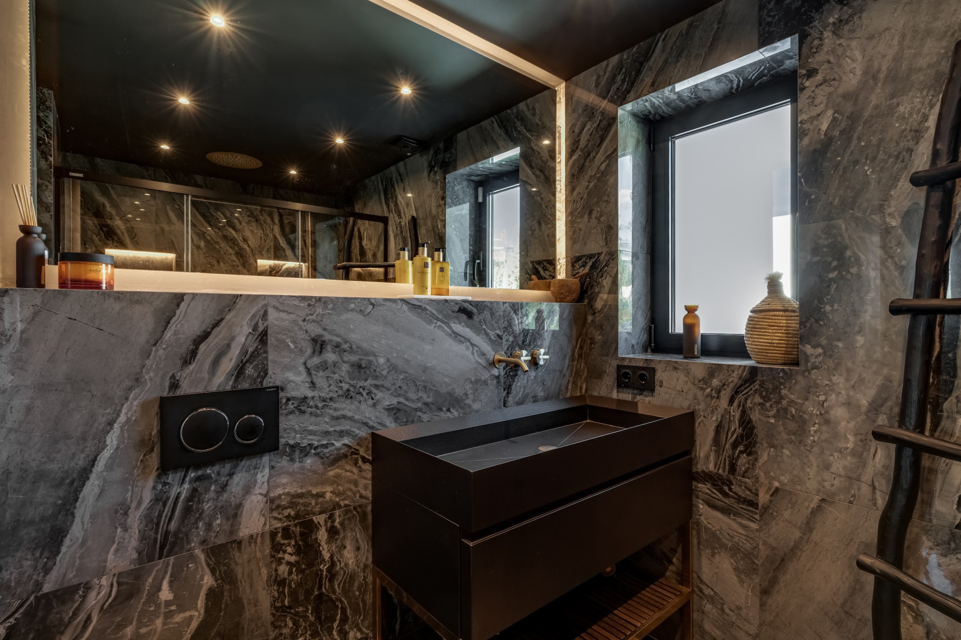 Luxury villa close to amenities · Photo 31