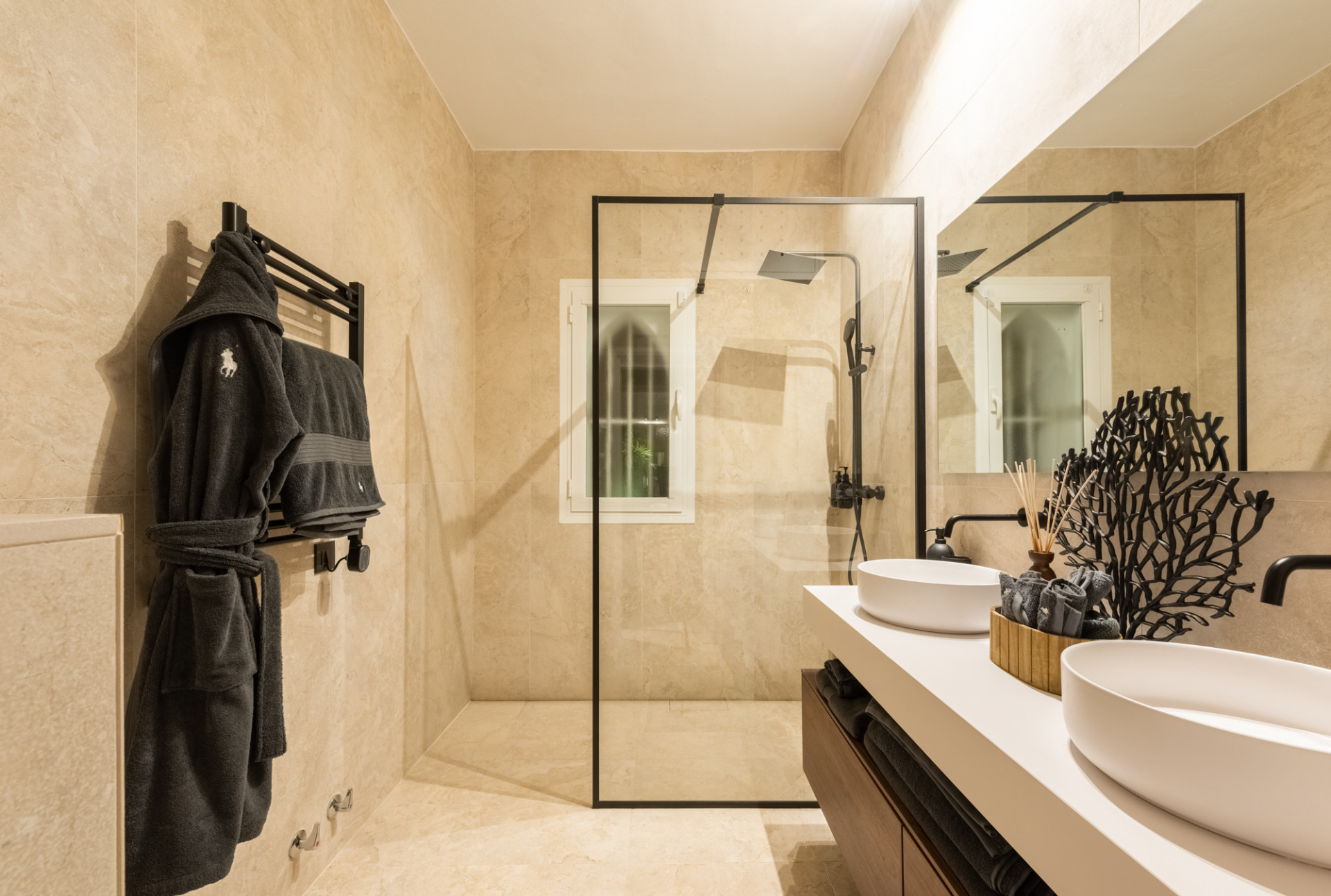 Scandi-style design bungalow in the beachfront Oasis Club on Marbella's Golden Mile. · Photo 57