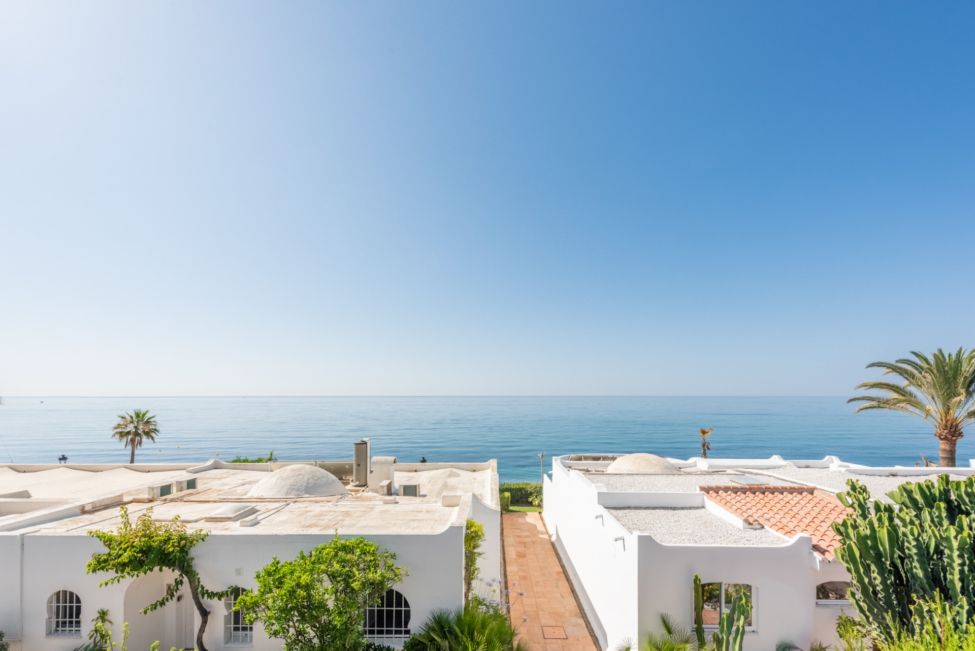 Scandi-style design bungalow in the beachfront Oasis Club on Marbella's Golden Mile. · Photo 34