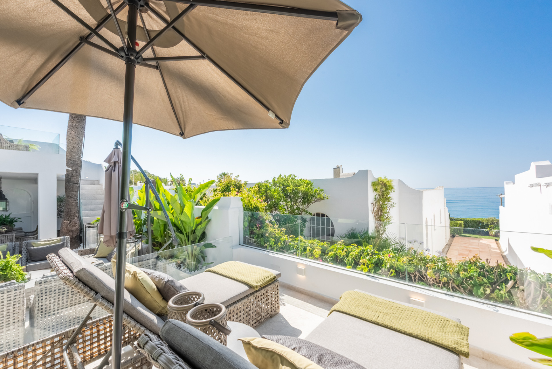 Scandi-style design bungalow in the beachfront Oasis Club on Marbella's Golden Mile. · Photo 30