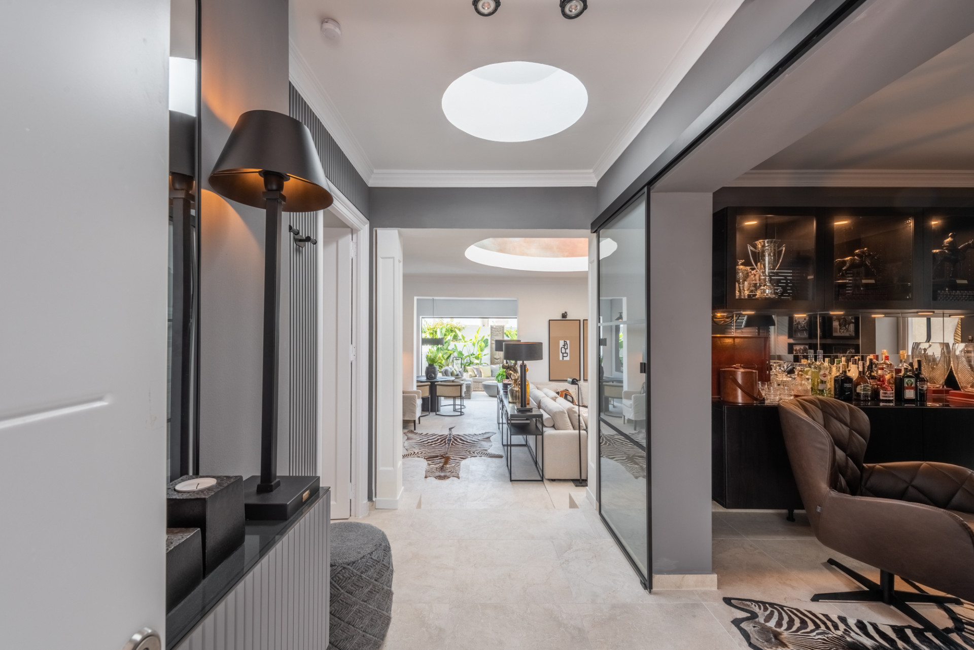 Scandi-style design bungalow in the beachfront Oasis Club on Marbella's Golden Mile. · Photo 8