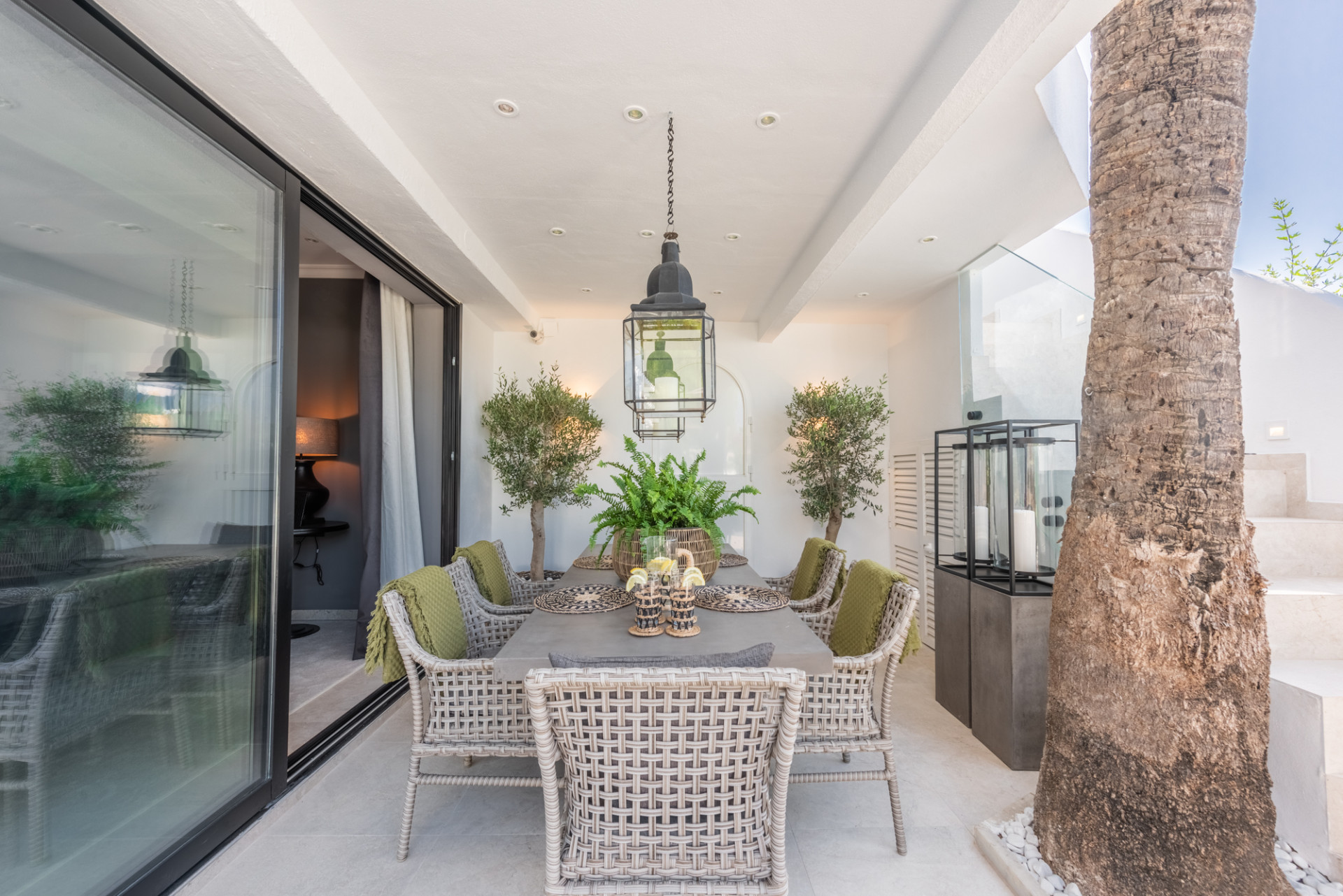 Scandi-style design bungalow in the beachfront Oasis Club on Marbella's Golden Mile. · Photo 24