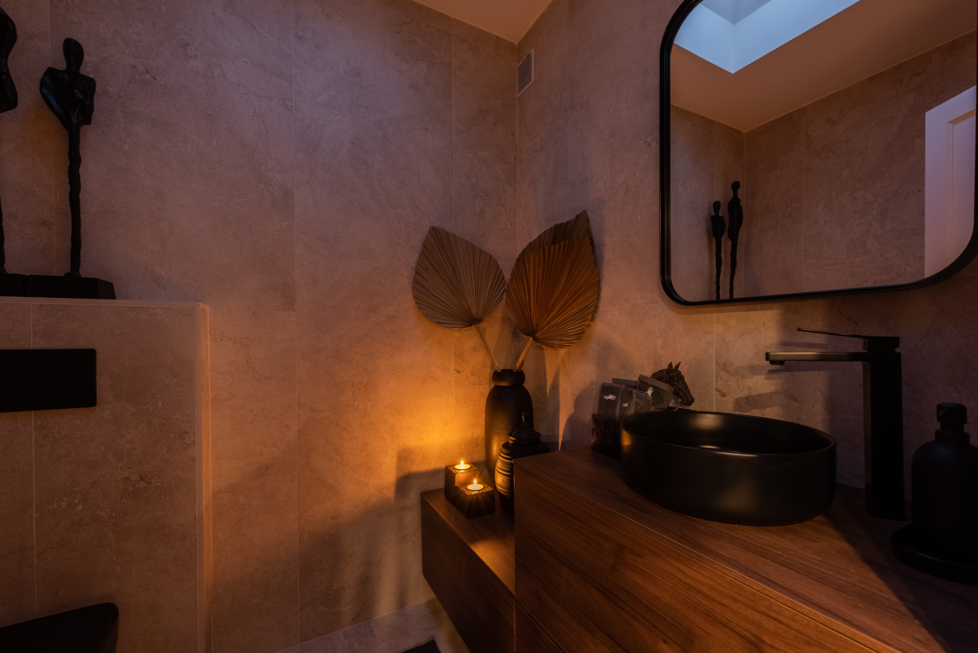 Scandi-style design bungalow in the beachfront Oasis Club on Marbella's Golden Mile. · Photo 36