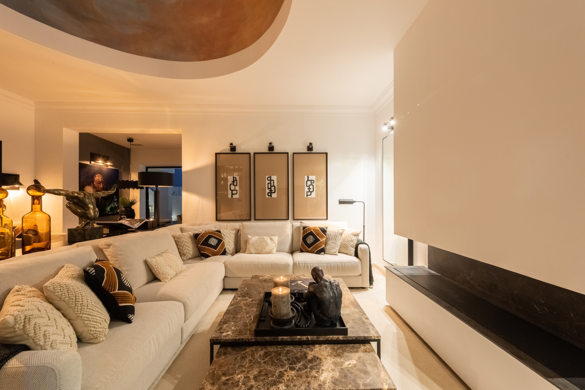 Scandi-style design bungalow in the beachfront Oasis Club on Marbella's Golden Mile. · Photo 43