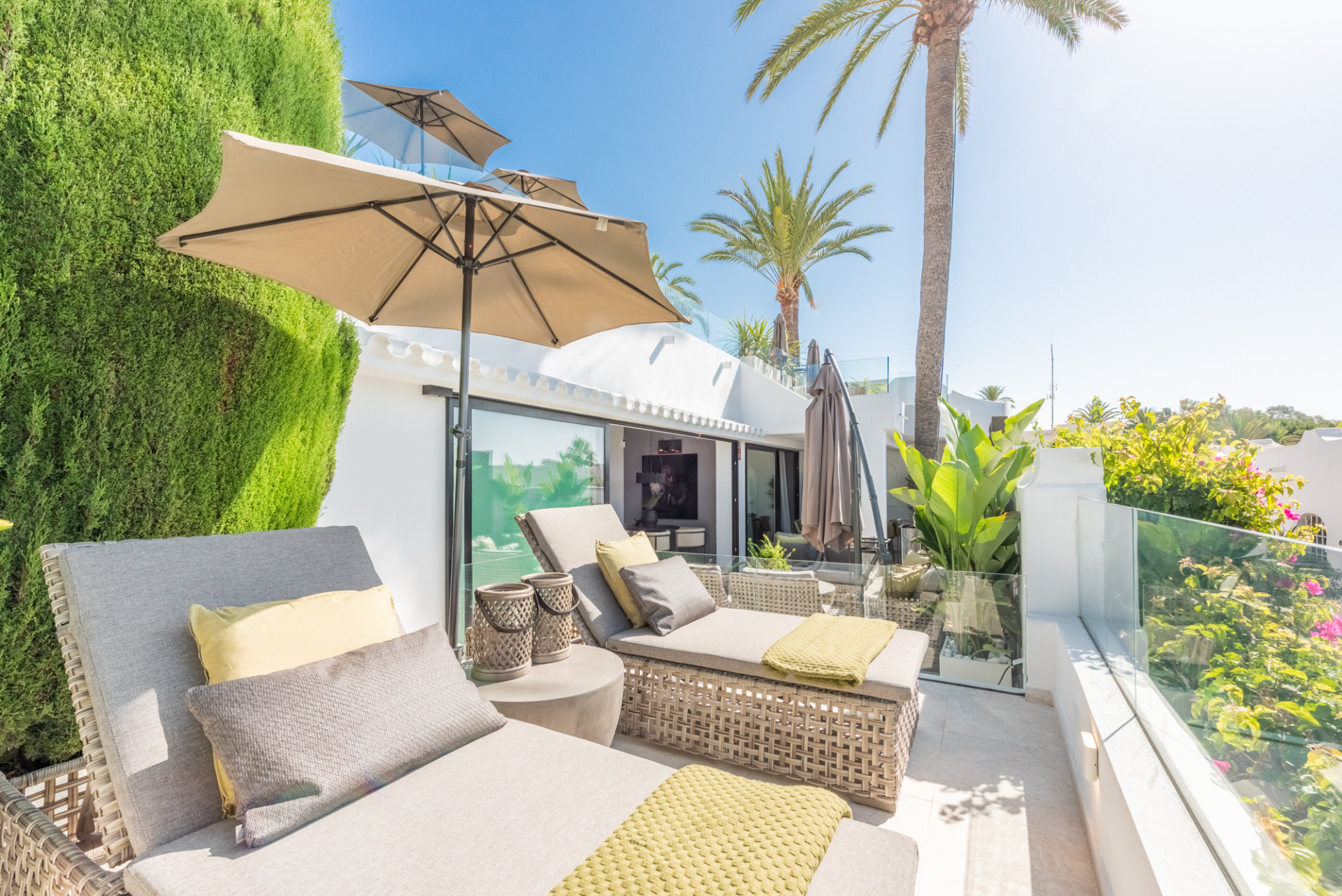 Scandi-style design bungalow in the beachfront Oasis Club on Marbella's Golden Mile. · Photo 29