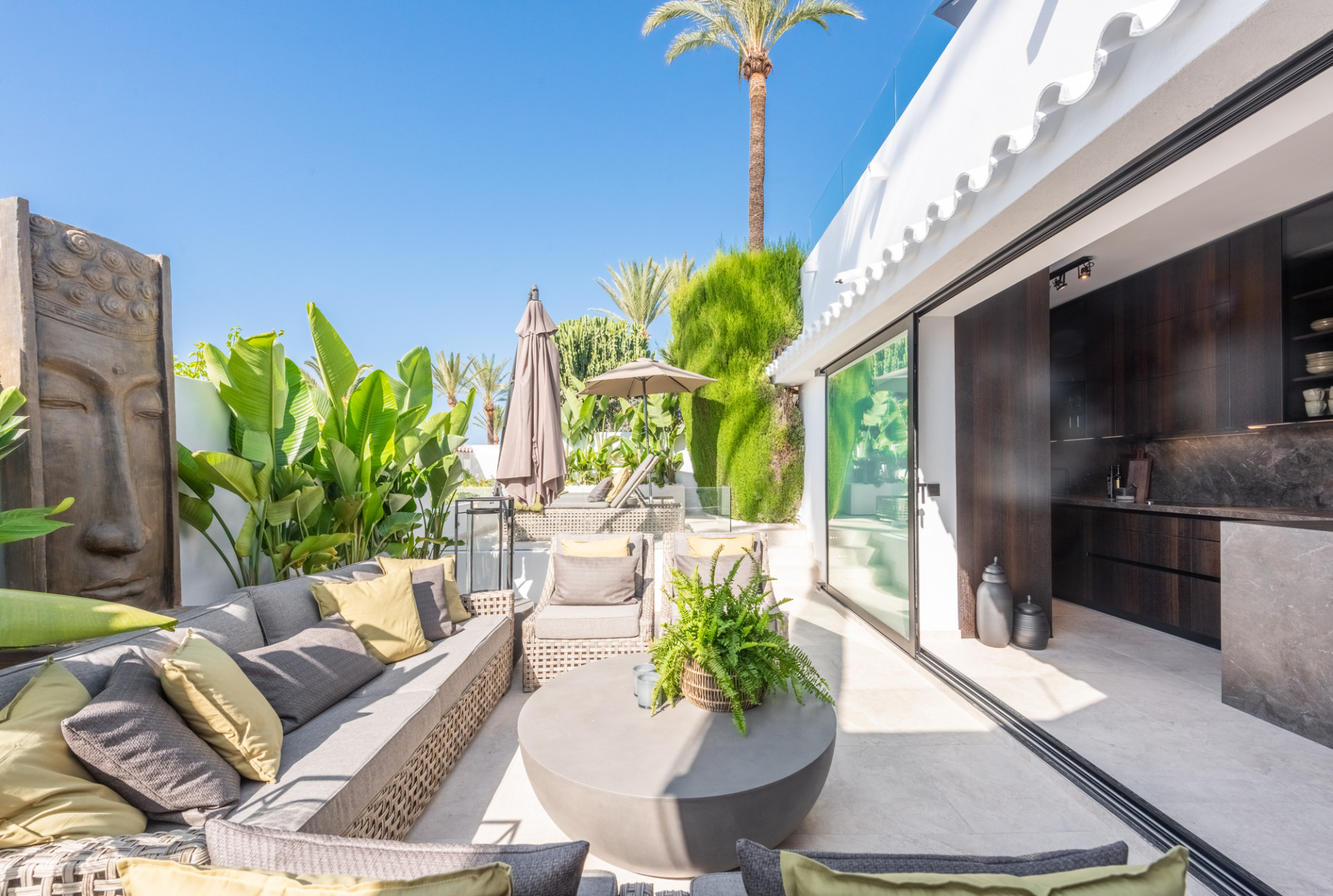 Scandi-style design bungalow in the beachfront Oasis Club on Marbella's Golden Mile. · Photo 10