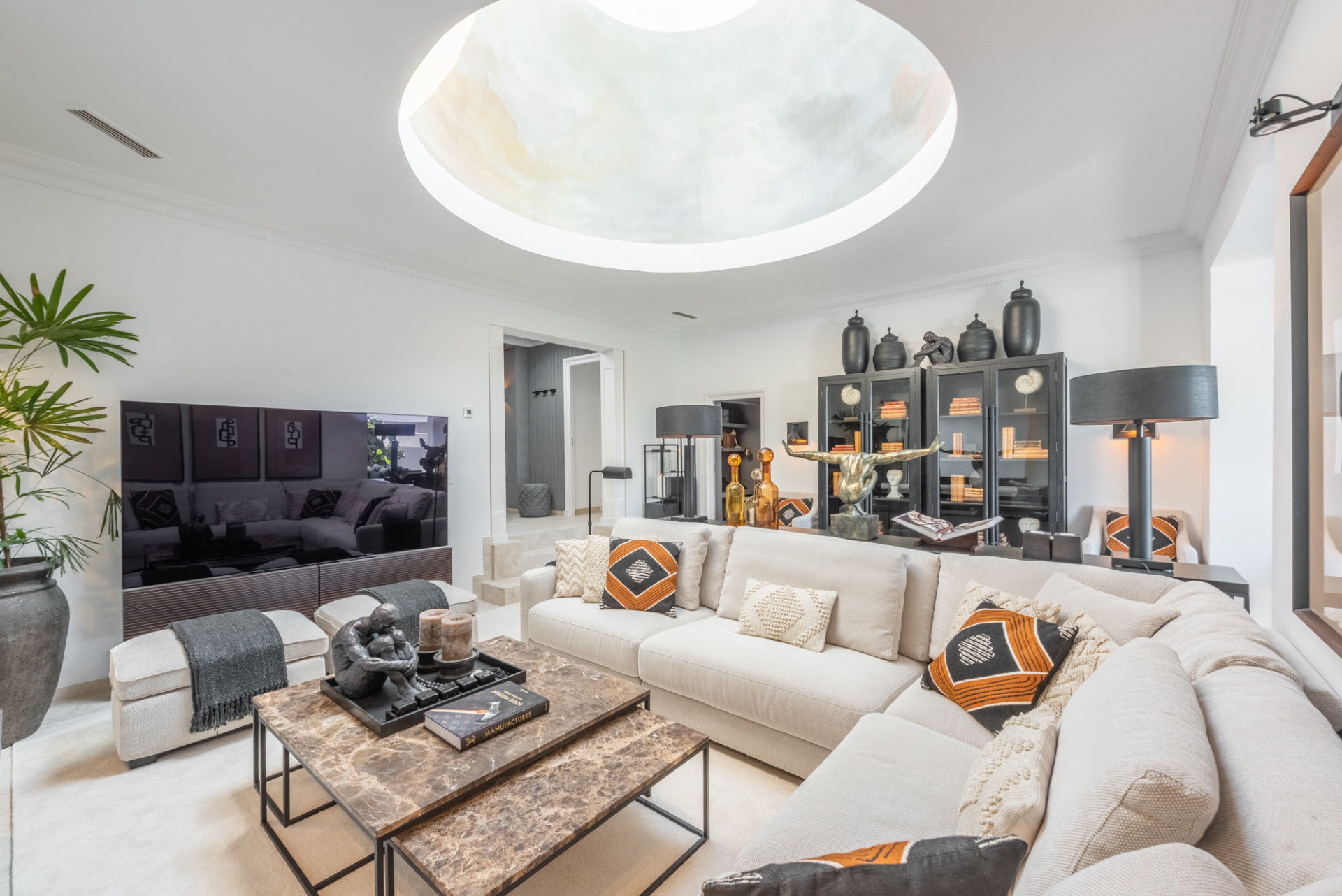 Scandi-style design bungalow in the beachfront Oasis Club on Marbella's Golden Mile. · Photo 14
