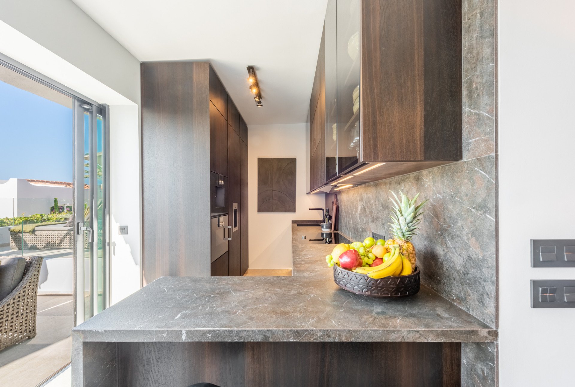 Scandi-style design bungalow in the beachfront Oasis Club on Marbella's Golden Mile. · Photo 18