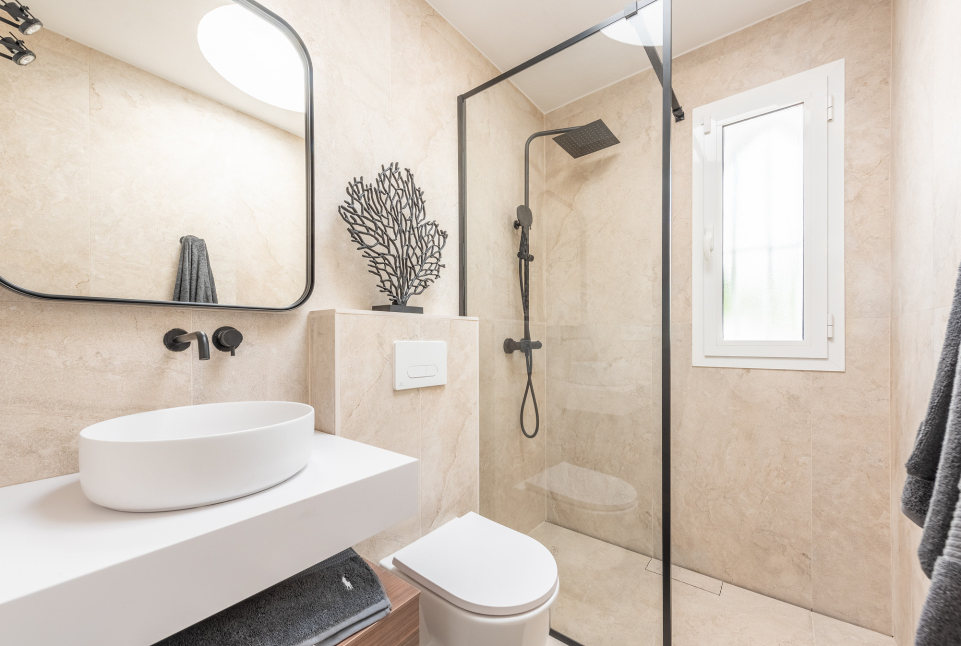 Scandi-style design bungalow in the beachfront Oasis Club on Marbella's Golden Mile. · Photo 22