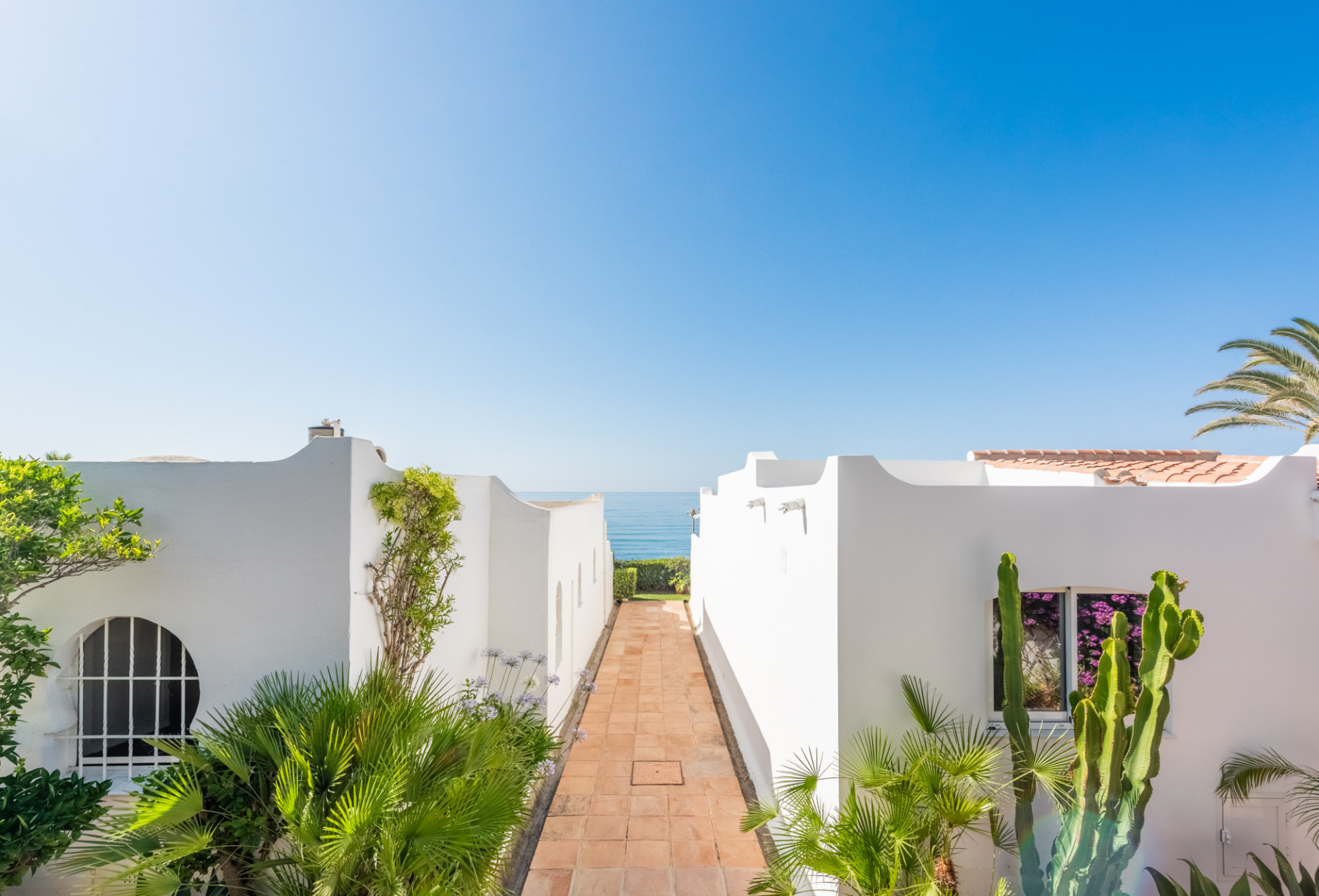Scandi-style design bungalow in the beachfront Oasis Club on Marbella's Golden Mile. · Photo 28