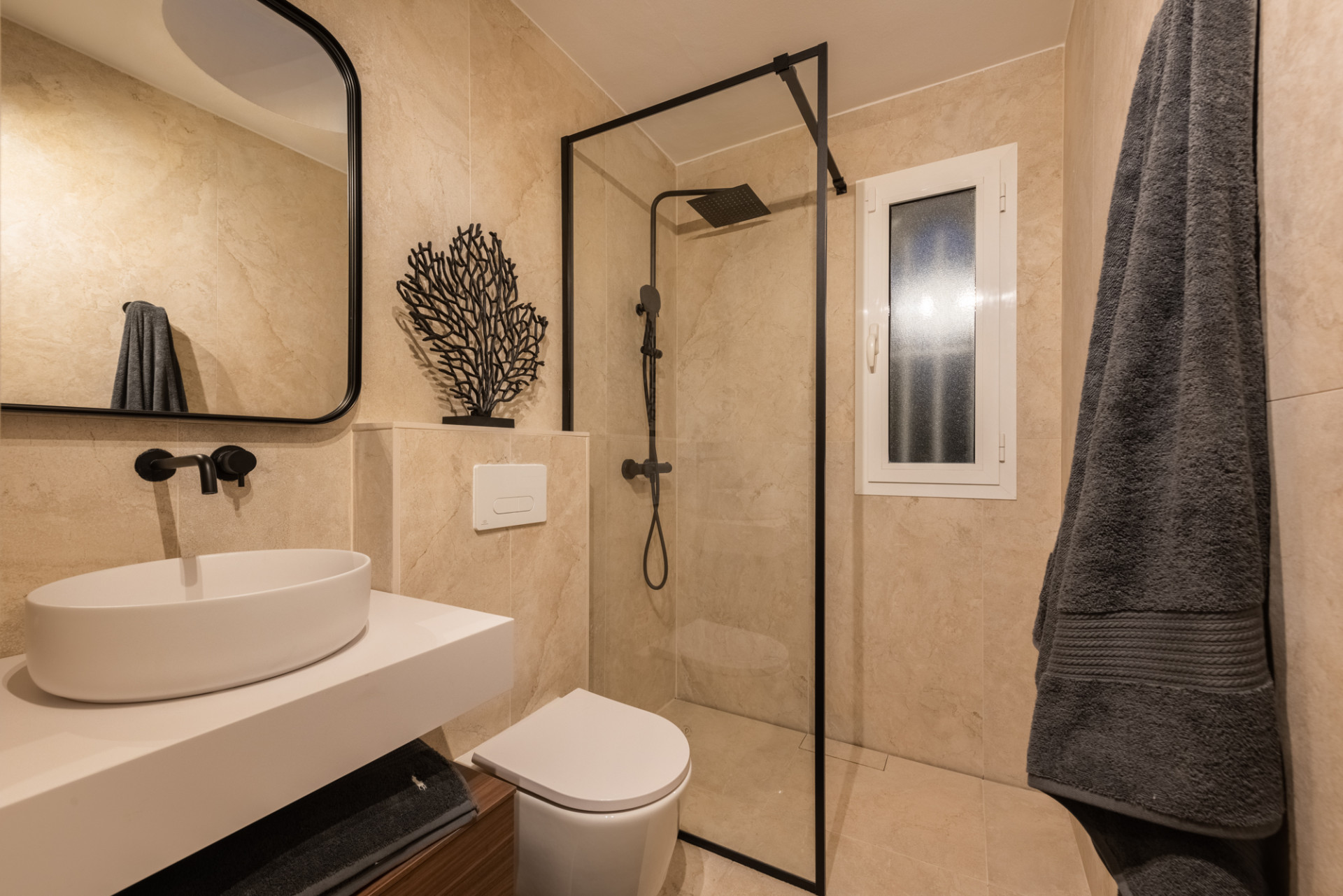 Scandi-style design bungalow in the beachfront Oasis Club on Marbella's Golden Mile. · Photo 38