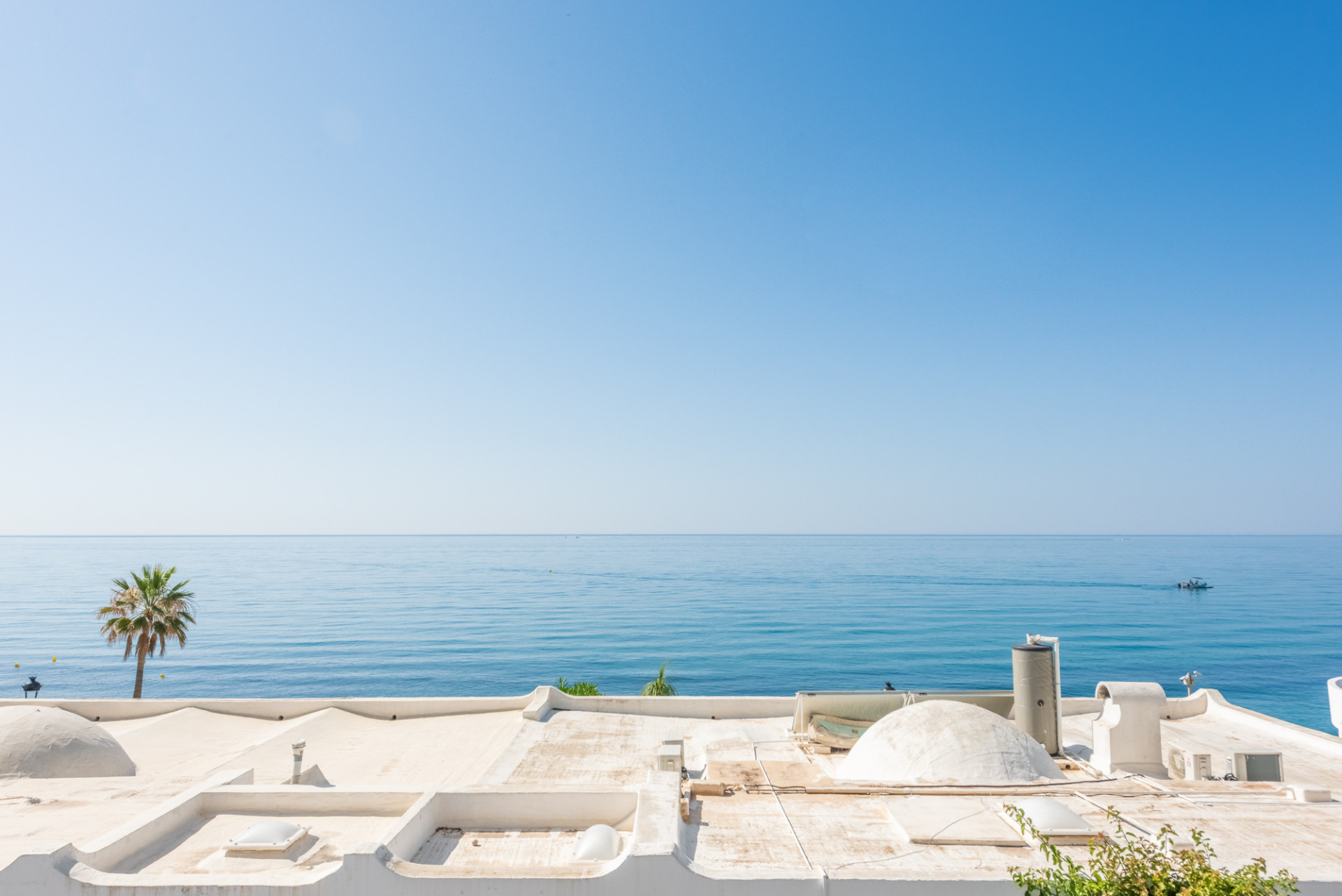 Scandi-style design bungalow in the beachfront Oasis Club on Marbella's Golden Mile. · Photo 33