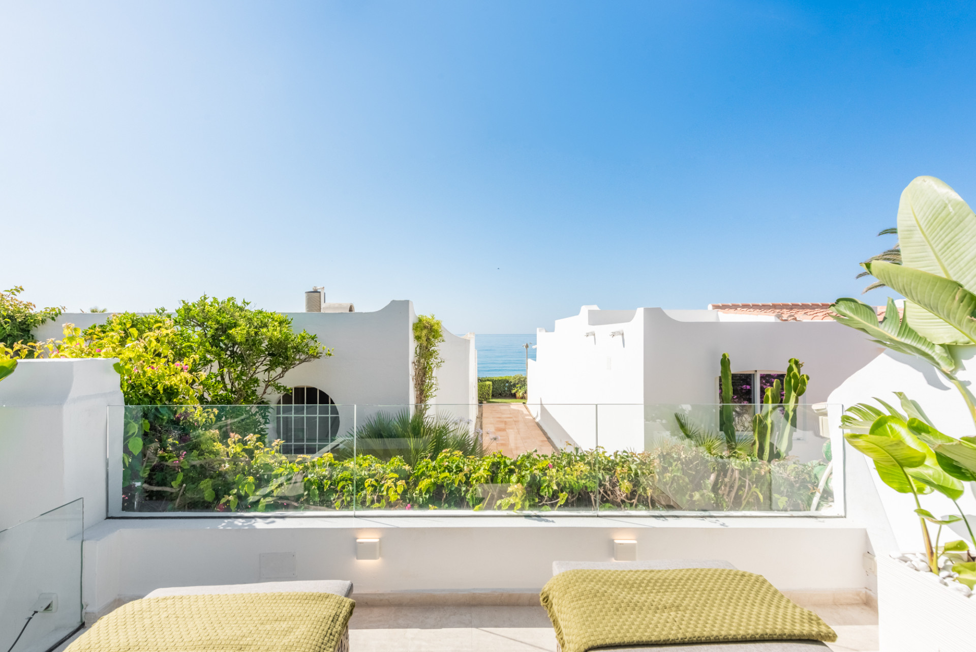 Scandi-style design bungalow in the beachfront Oasis Club on Marbella's Golden Mile. · Photo 27