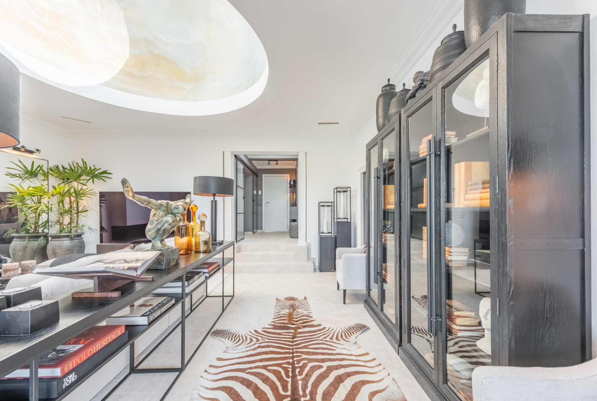Scandi-style design bungalow in the beachfront Oasis Club on Marbella's Golden Mile. · Photo 15