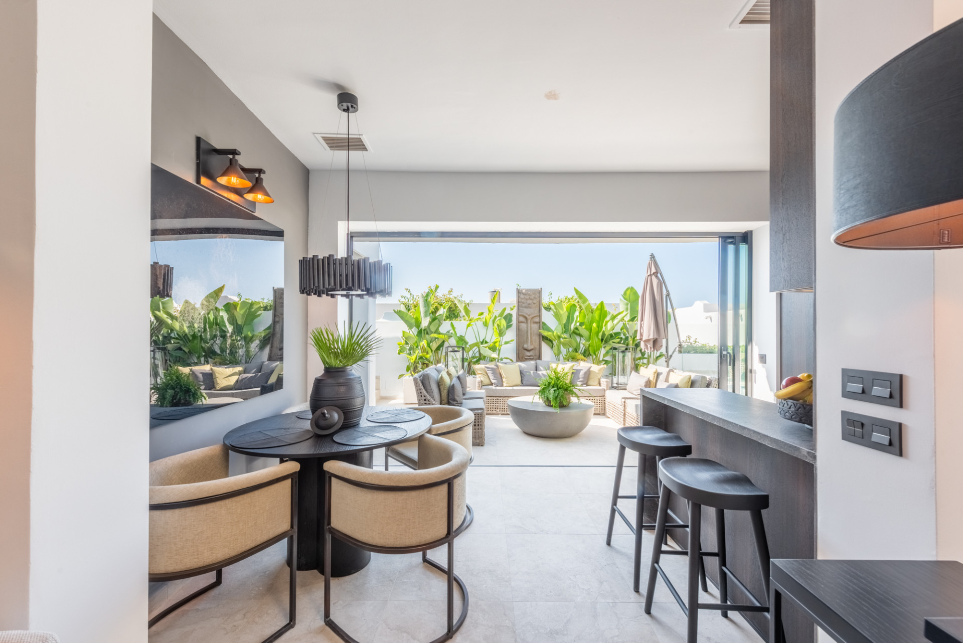 Scandi-style design bungalow in the beachfront Oasis Club on Marbella's Golden Mile. · Photo 16