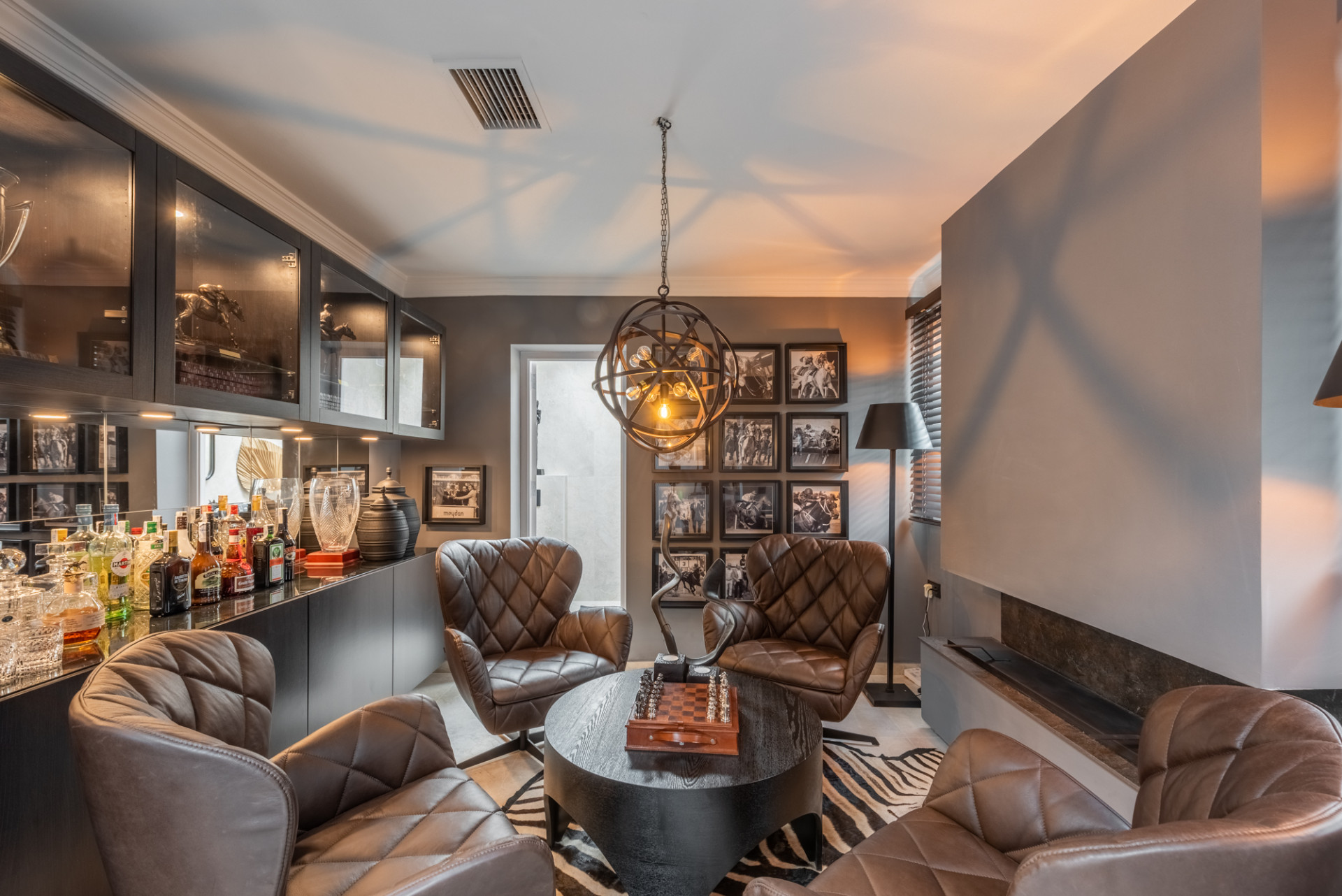 Scandi-style design bungalow in the beachfront Oasis Club on Marbella's Golden Mile. · Photo 9