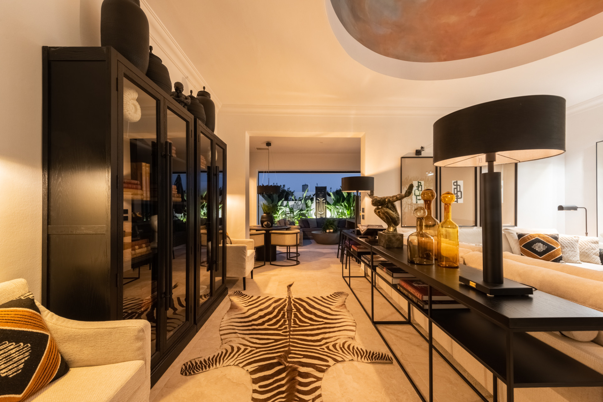 Scandi-style design bungalow in the beachfront Oasis Club on Marbella's Golden Mile. · Photo 41