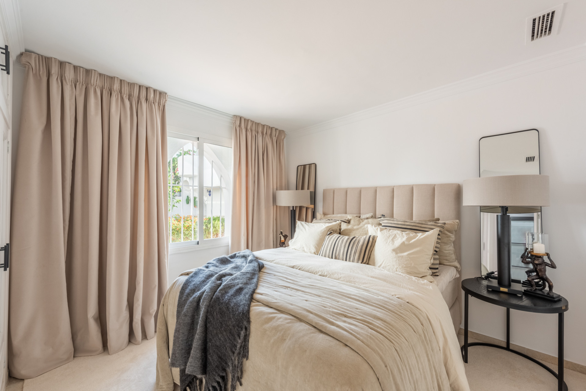 Scandi-style design bungalow in the beachfront Oasis Club on Marbella's Golden Mile. · Photo 23