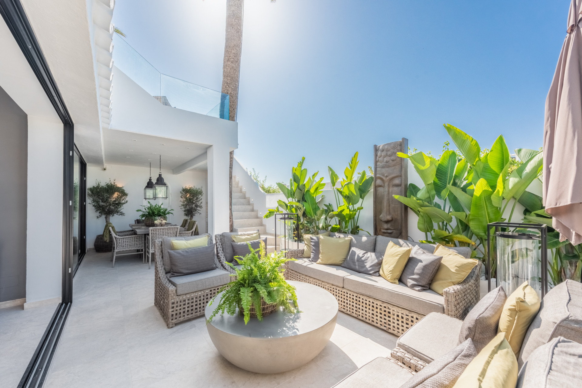 Scandi-style design bungalow in the beachfront Oasis Club on Marbella's Golden Mile. · Photo 25