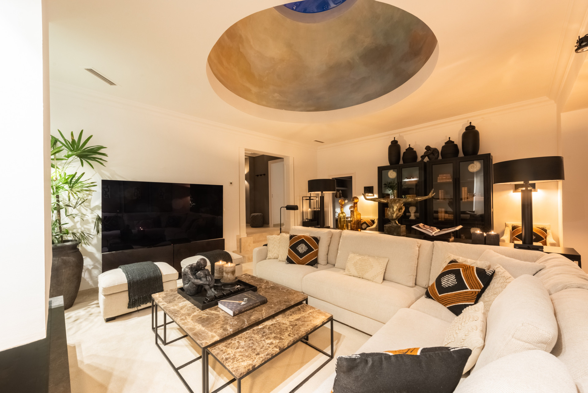 Scandi-style design bungalow in the beachfront Oasis Club on Marbella's Golden Mile. · Photo 45