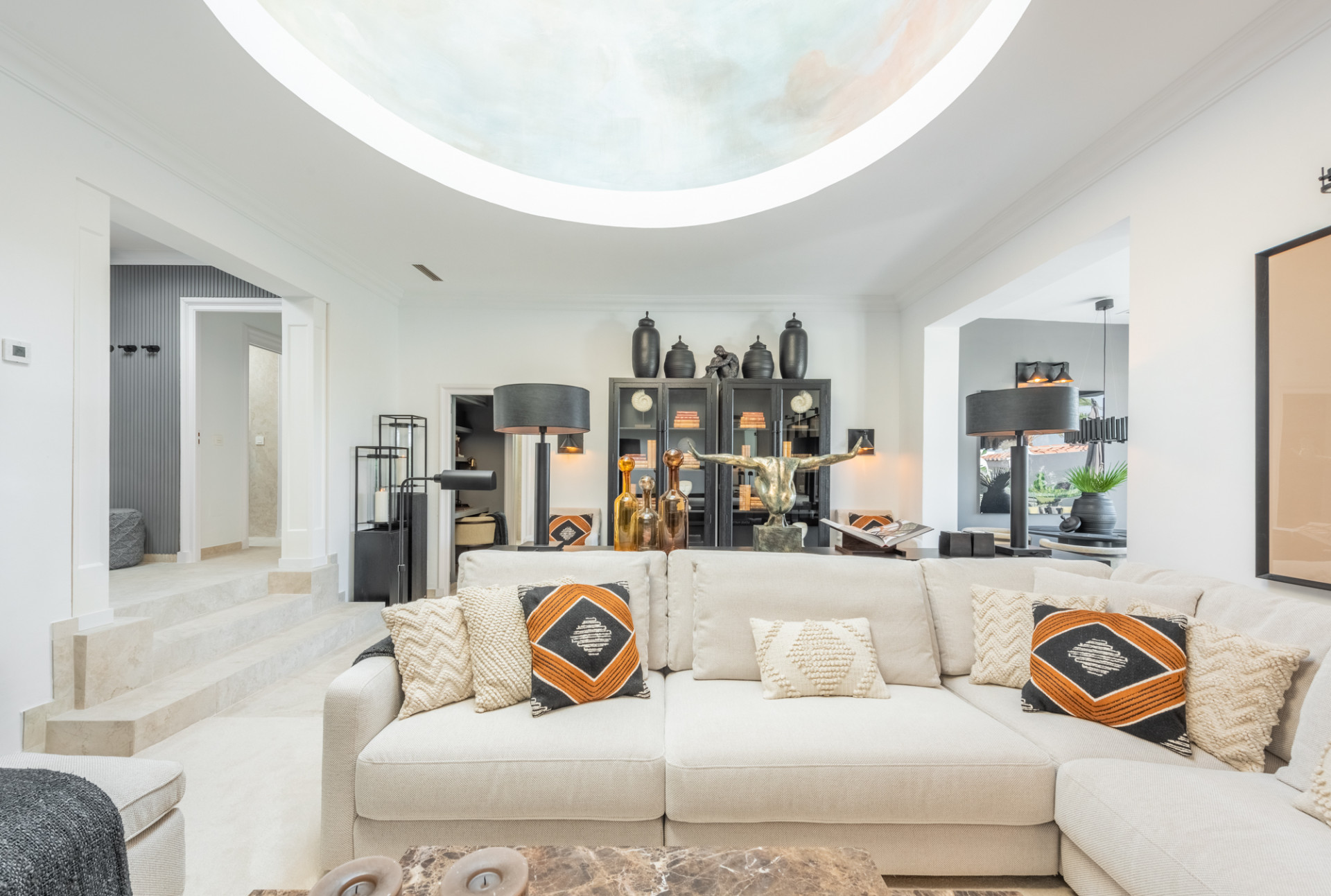 Scandi-style design bungalow in the beachfront Oasis Club on Marbella's Golden Mile. · Photo 12