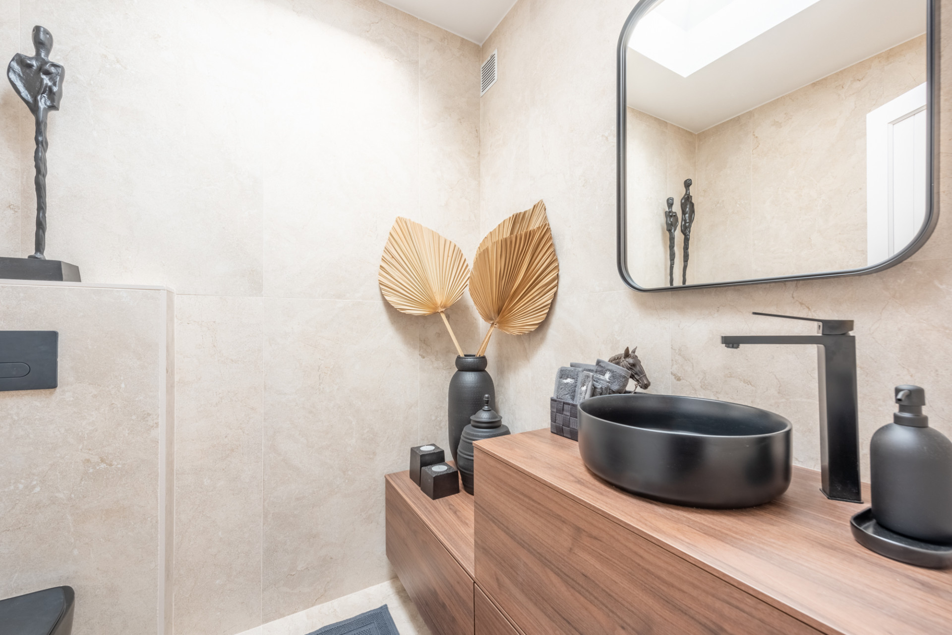 Scandi-style design bungalow in the beachfront Oasis Club on Marbella's Golden Mile. · Photo 21