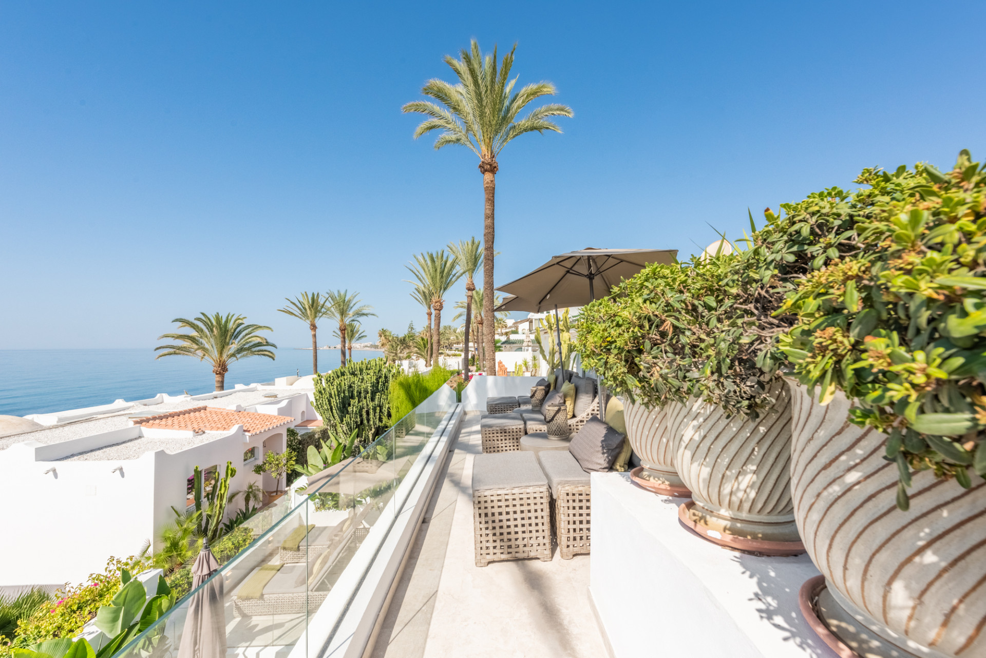 Scandi-style design bungalow in the beachfront Oasis Club on Marbella's Golden Mile. · Photo 31