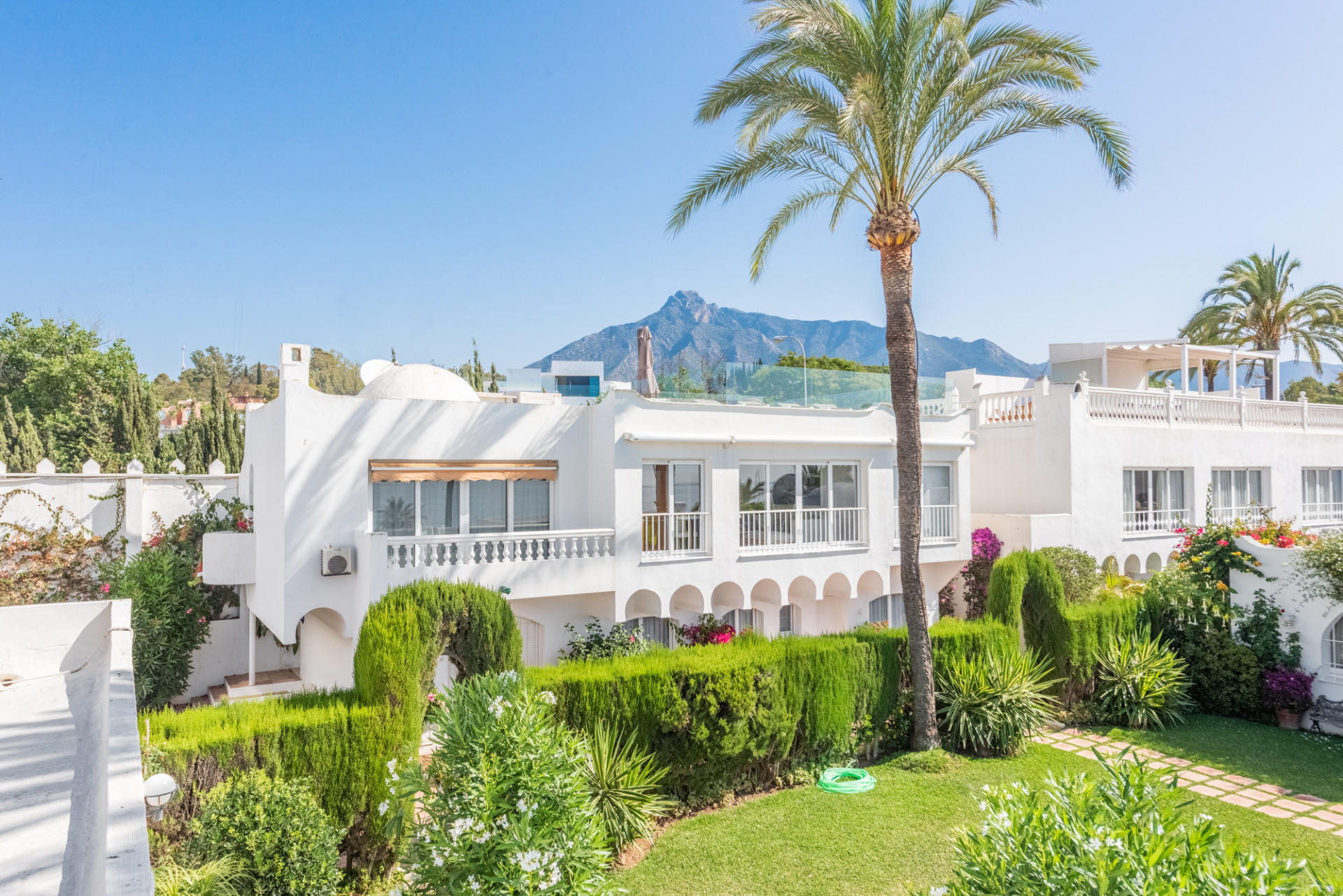 Scandi-style design bungalow in the beachfront Oasis Club on Marbella's Golden Mile. · Photo 32