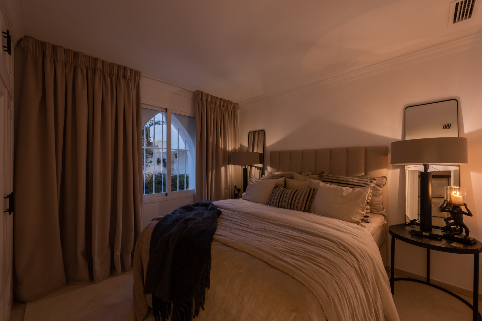 Scandi-style design bungalow in the beachfront Oasis Club on Marbella's Golden Mile. · Photo 37