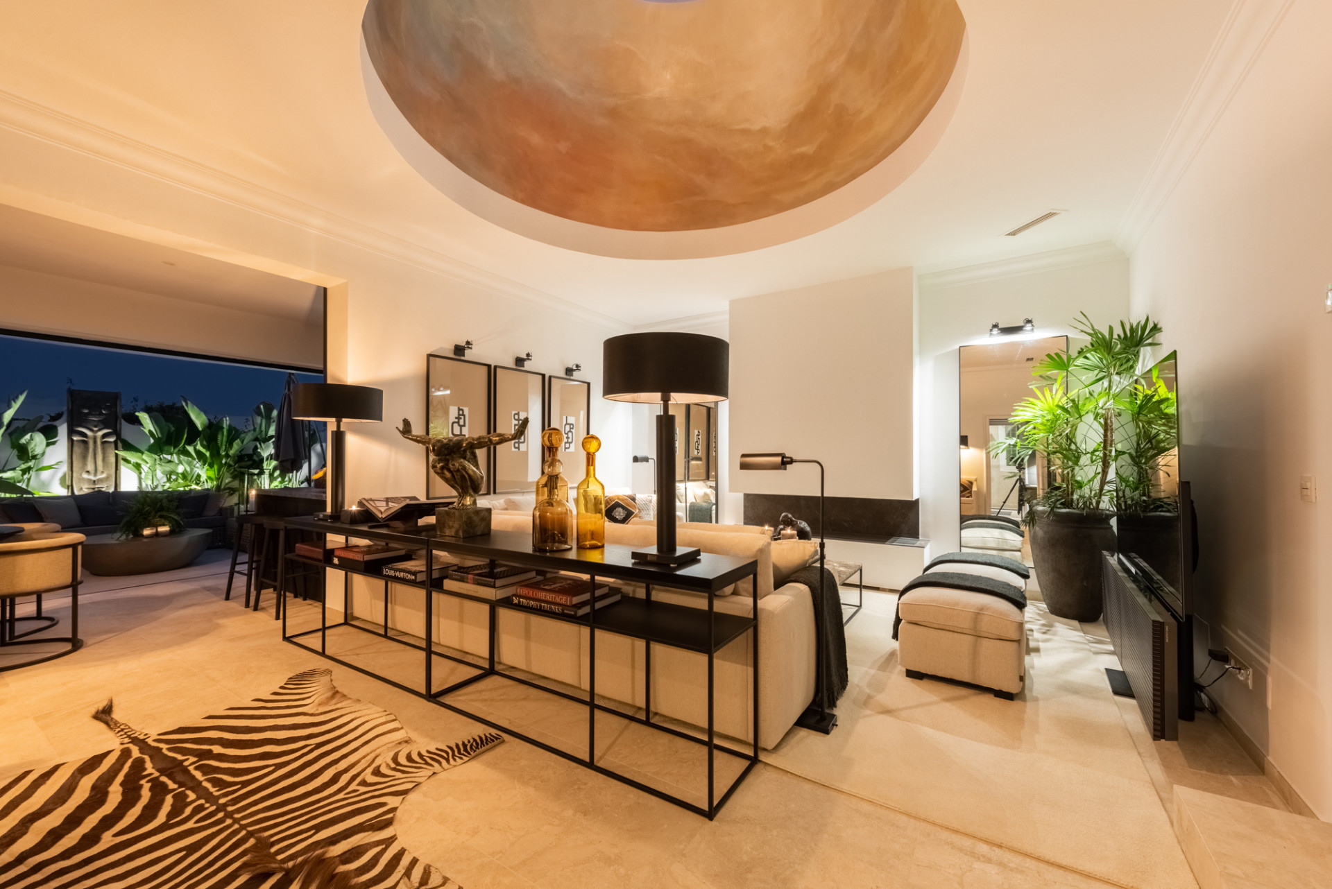 Scandi-style design bungalow in the beachfront Oasis Club on Marbella's Golden Mile. · Photo 42