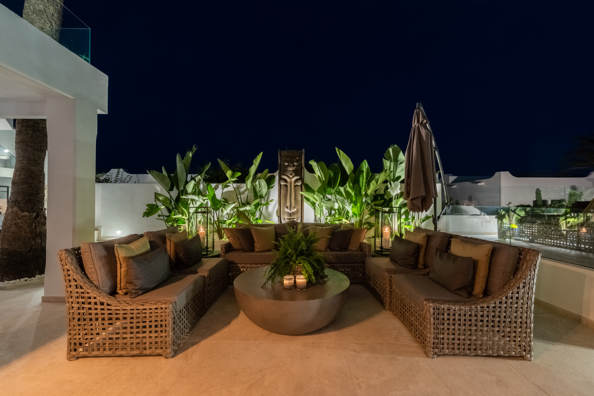 Scandi-style design bungalow in the beachfront Oasis Club on Marbella's Golden Mile. · Photo 52