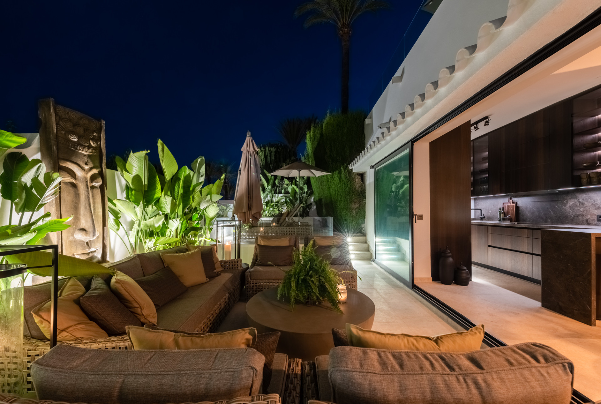 Scandi-style design bungalow in the beachfront Oasis Club on Marbella's Golden Mile. · Photo 53