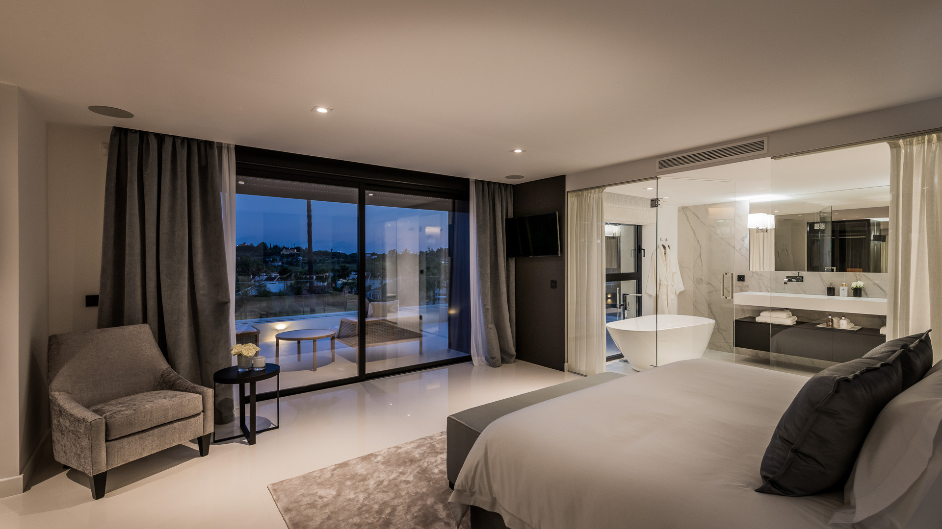 Exceptional villa front line to Los Naranjos Golf · Photo 35