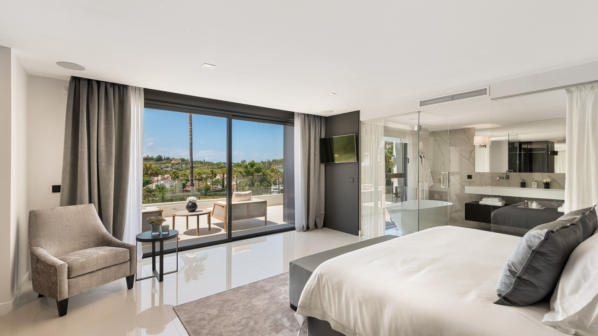 Exceptional villa front line to Los Naranjos Golf · Photo 9