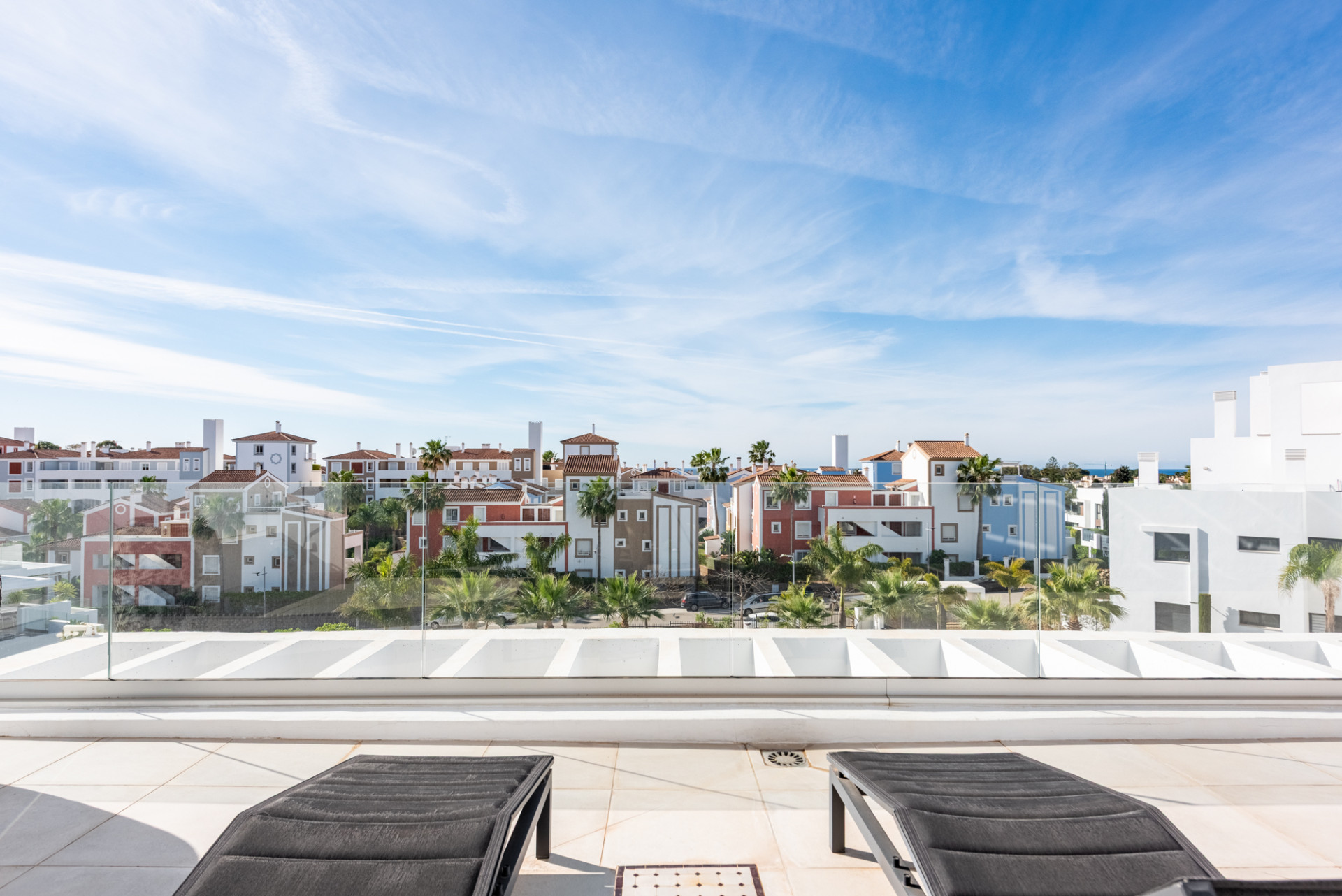 Stylowy i jasny dwupoziomowy penthouse w Cortijo del Golf na New Golden Mile · Zdjęcie 30