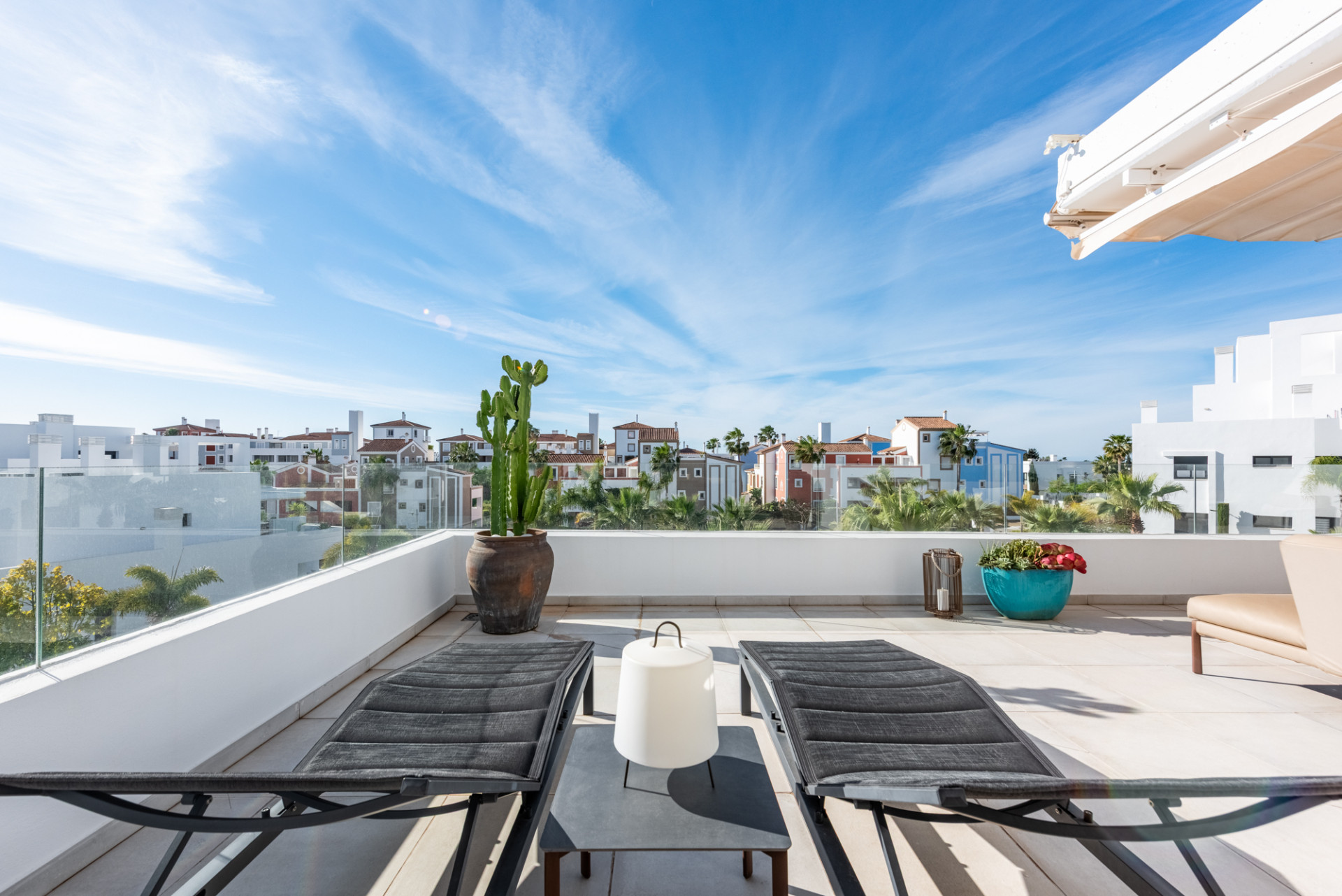 Stylowy i jasny dwupoziomowy penthouse w Cortijo del Golf na New Golden Mile · Zdjęcie 28