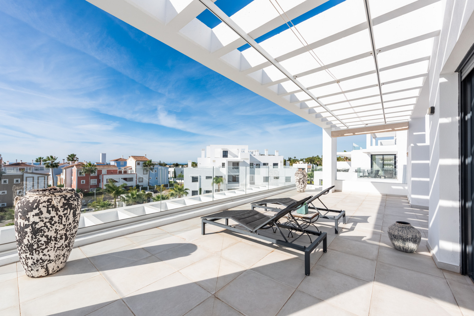 Stylowy i jasny dwupoziomowy penthouse w Cortijo del Golf na New Golden Mile · Zdjęcie 27