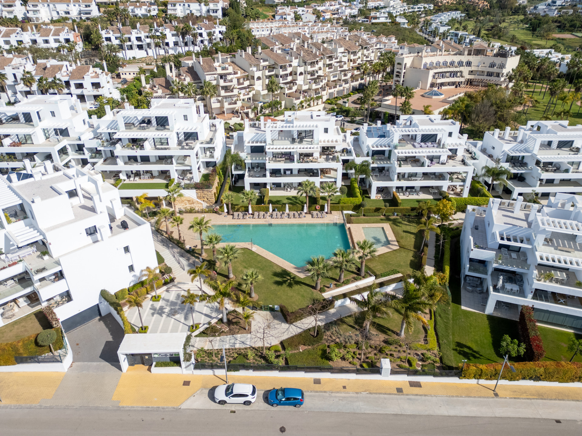 Stylowy i jasny dwupoziomowy penthouse w Cortijo del Golf na New Golden Mile · Zdjęcie 39