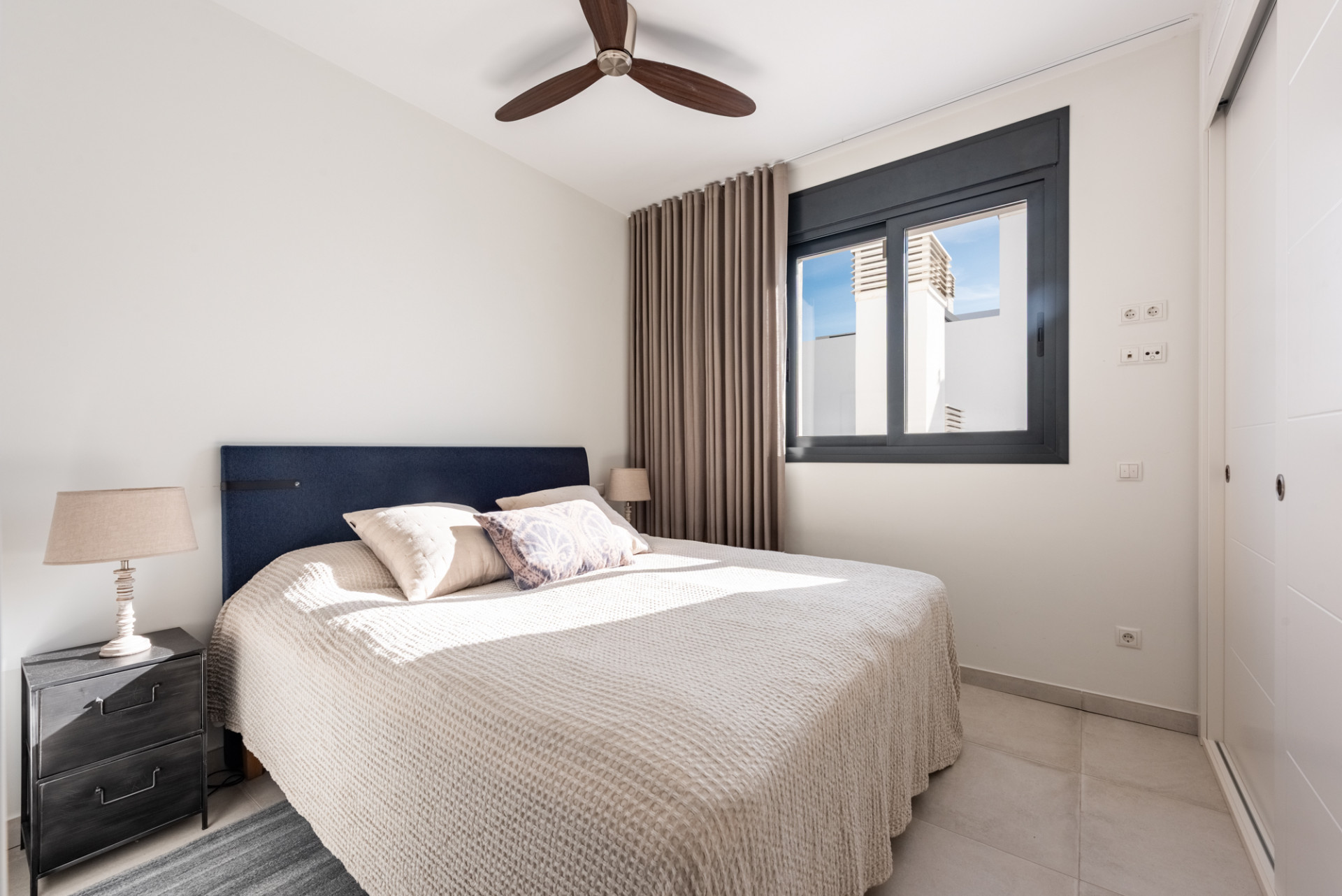 Stylowy i jasny dwupoziomowy penthouse w Cortijo del Golf na New Golden Mile · Zdjęcie 21