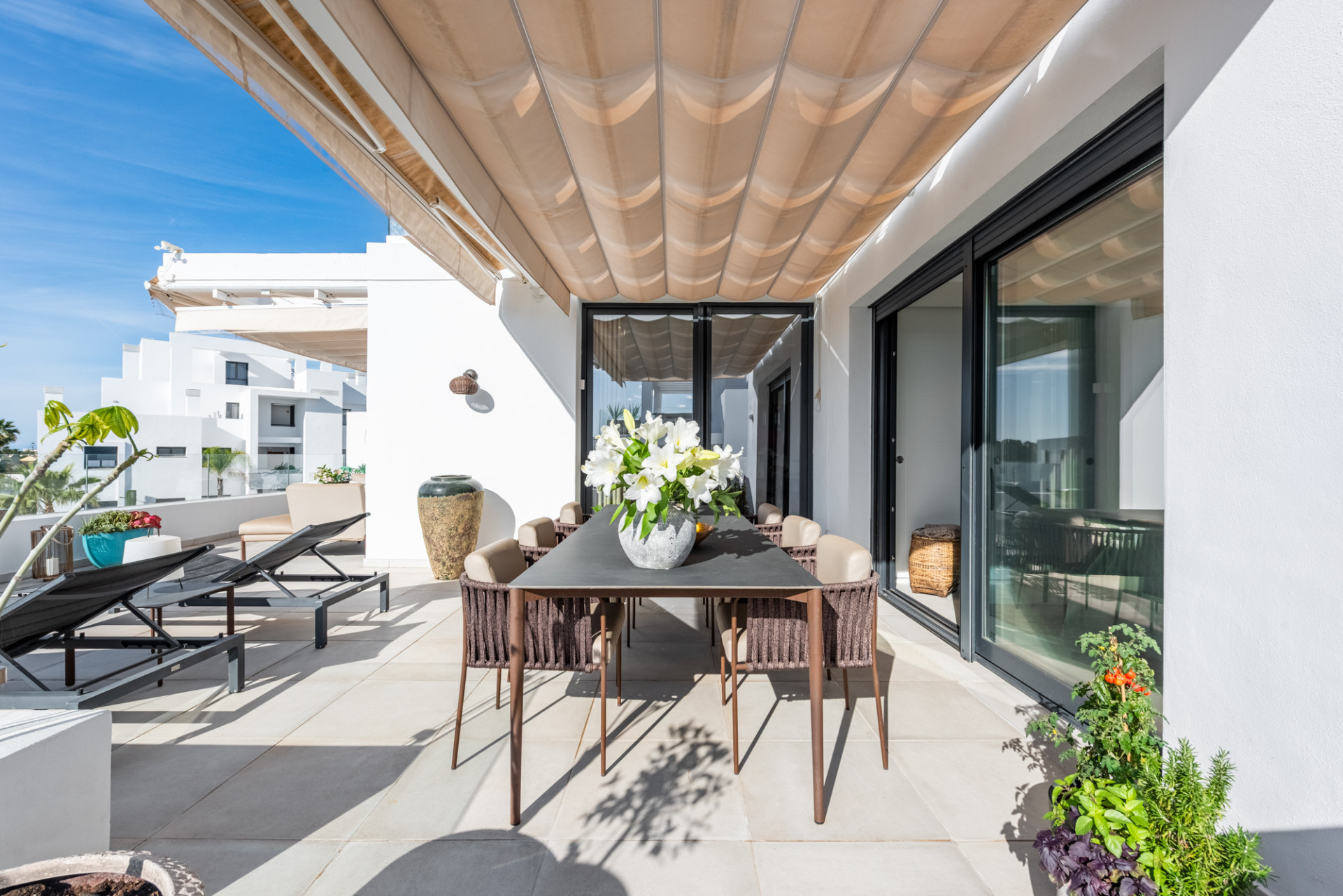 Stylowy i jasny dwupoziomowy penthouse w Cortijo del Golf na New Golden Mile · Zdjęcie 11