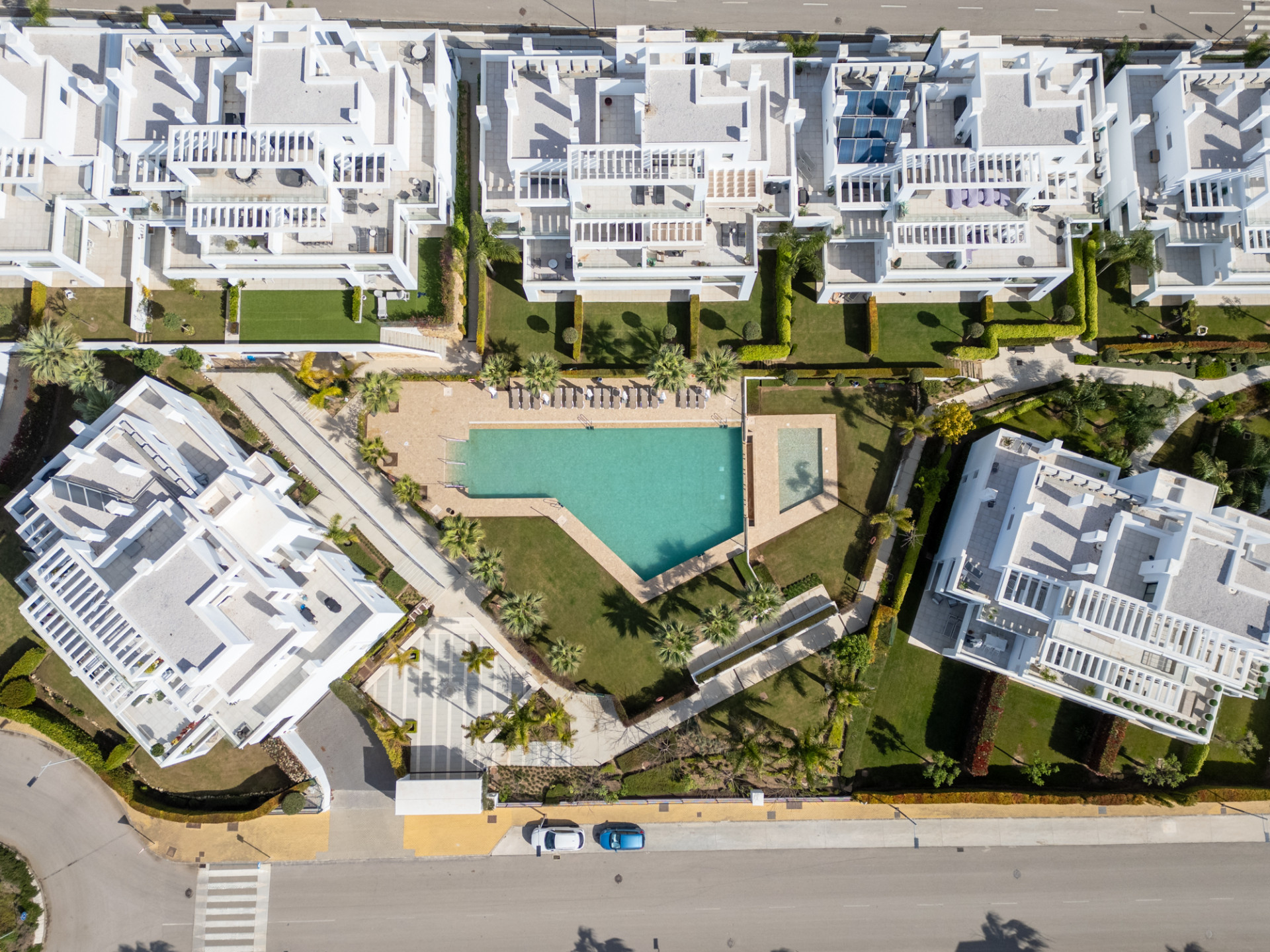 Stylowy i jasny dwupoziomowy penthouse w Cortijo del Golf na New Golden Mile · Zdjęcie 37