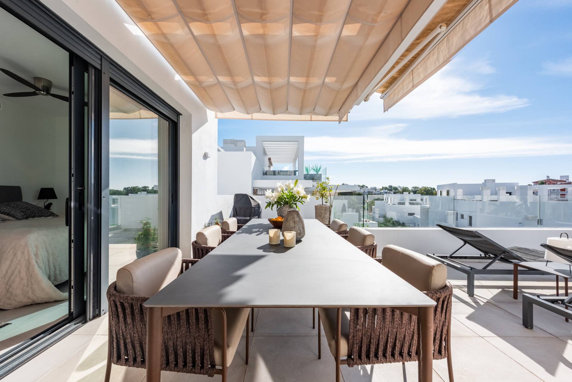 Stylowy i jasny dwupoziomowy penthouse w Cortijo del Golf na New Golden Mile · Zdjęcie 12