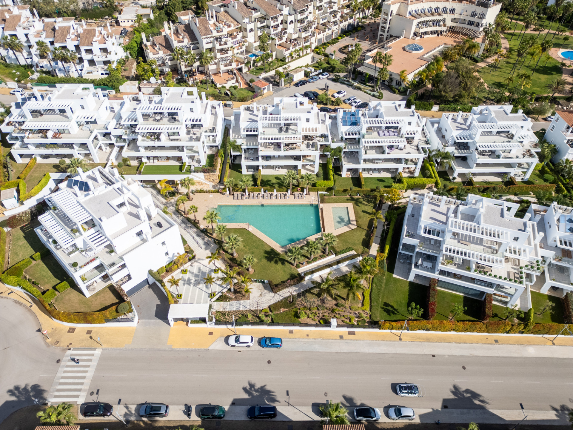 Stylowy i jasny dwupoziomowy penthouse w Cortijo del Golf na New Golden Mile · Zdjęcie 35