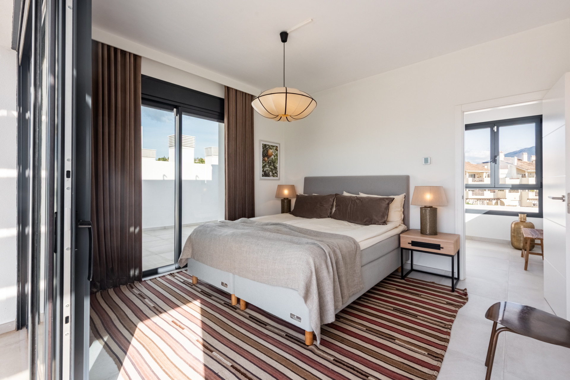 Stylowy i jasny dwupoziomowy penthouse w Cortijo del Golf na New Golden Mile · Zdjęcie 15