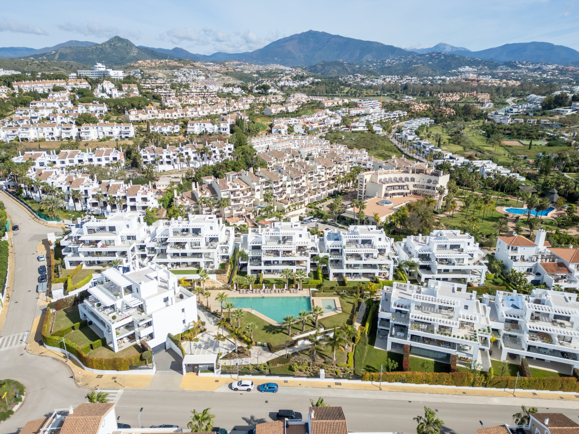 Stylowy i jasny dwupoziomowy penthouse w Cortijo del Golf na New Golden Mile · Zdjęcie 36