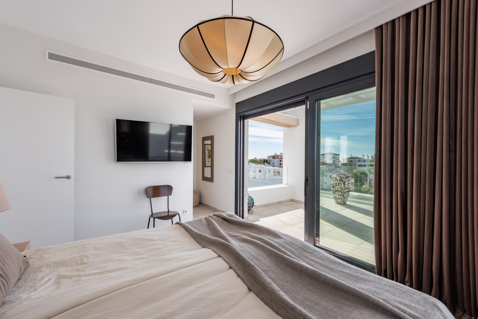 Stylowy i jasny dwupoziomowy penthouse w Cortijo del Golf na New Golden Mile · Zdjęcie 16