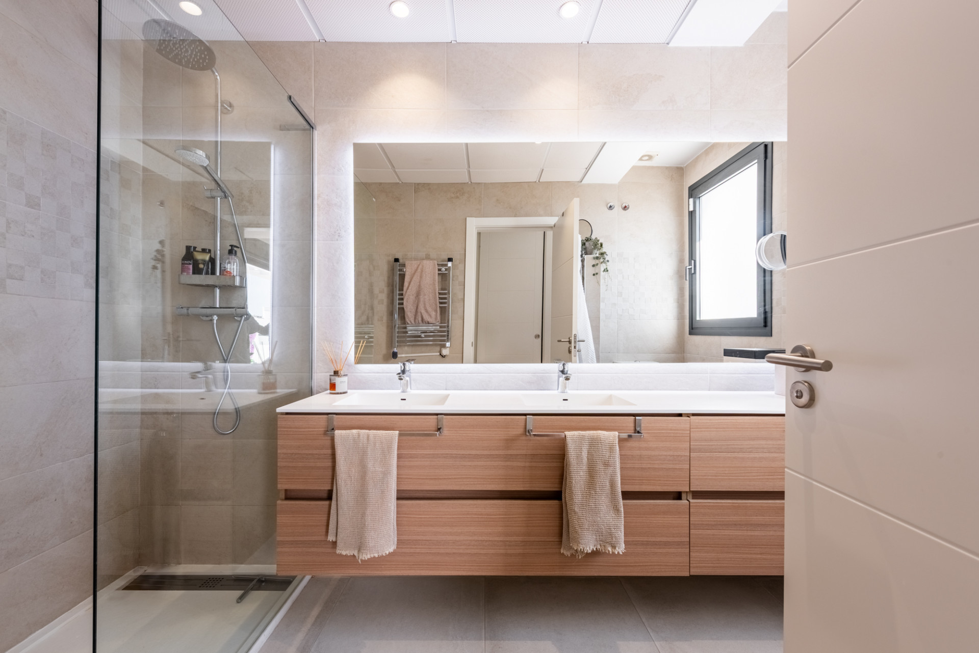 Stylowy i jasny dwupoziomowy penthouse w Cortijo del Golf na New Golden Mile · Zdjęcie 17