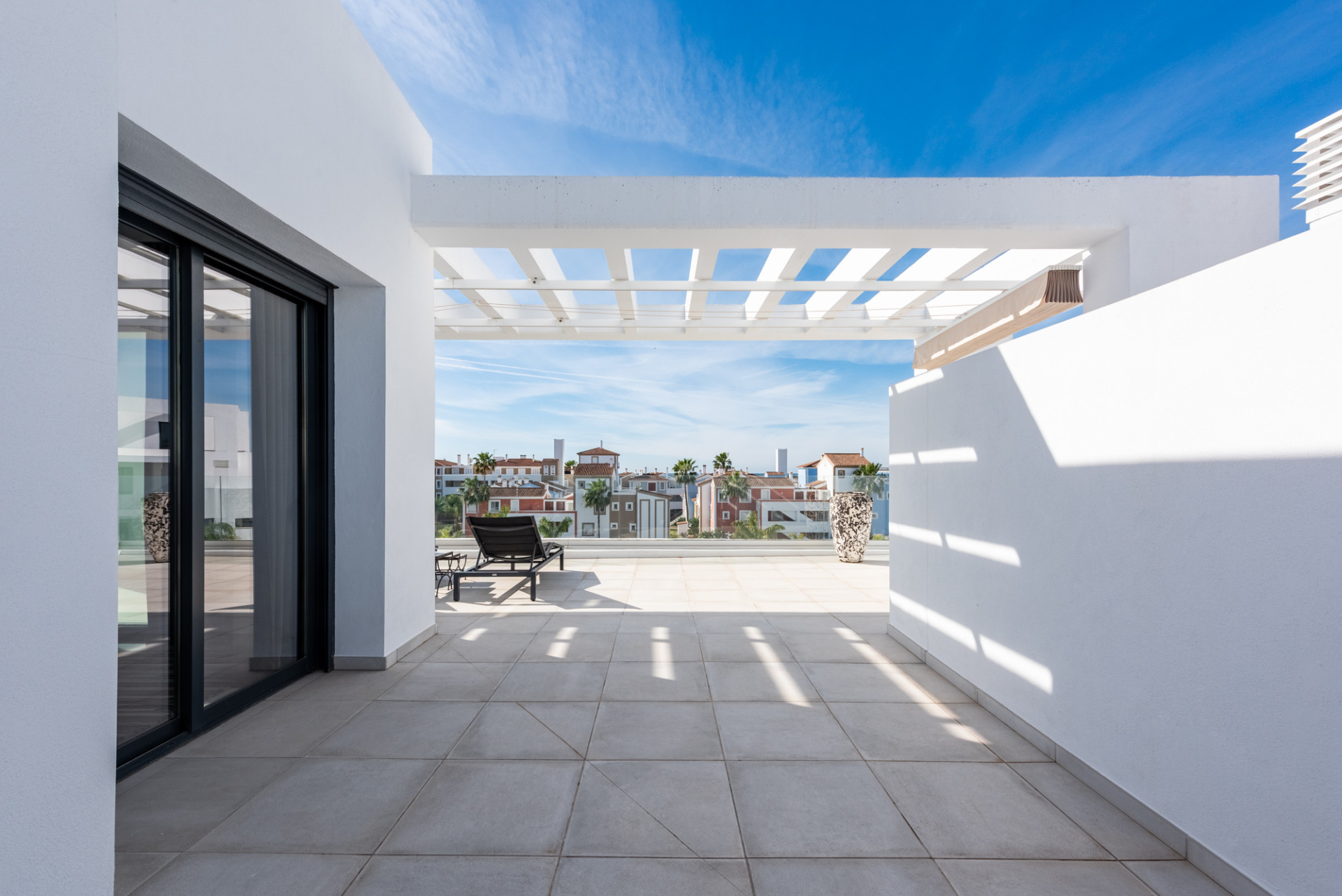 Stylowy i jasny dwupoziomowy penthouse w Cortijo del Golf na New Golden Mile · Zdjęcie 34